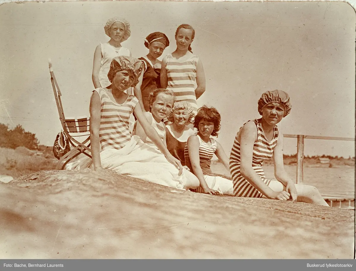 Bachefamilien ved landstedet på Tjøme
Røssesund 1914
Strandliv i tidstypiske badeklær
