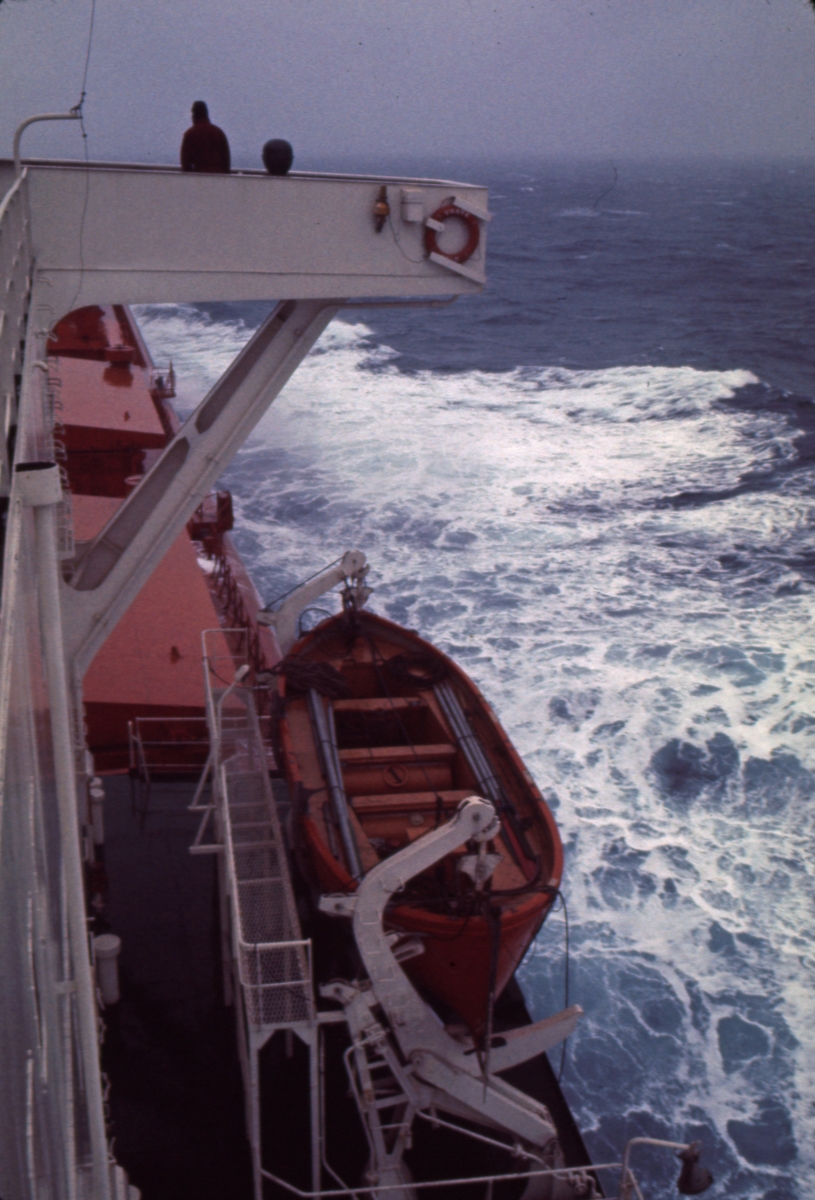 Livbåt på dekk, M/S ‘Vikara’ (b.1973, Mitsubishi Heavy Industries Ltd., Kobe, Japan).