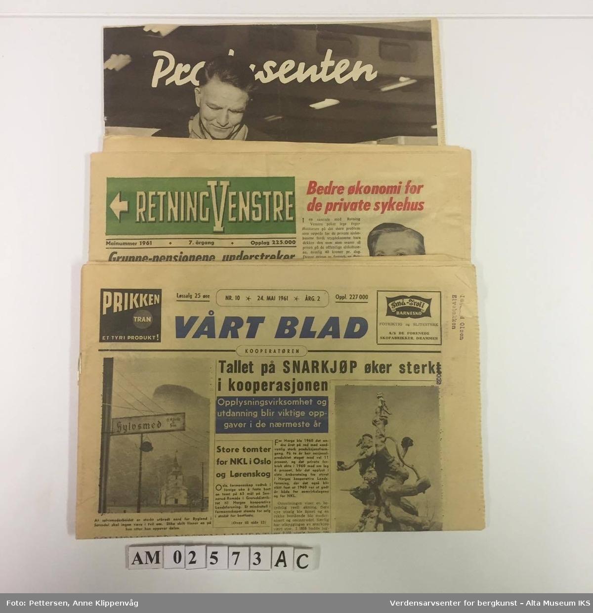 Form: Avis- og magasinformat. A) "Vårt Blad" 24.mai 1961, B) "Retning Venstre" mainummer 1961, C) "Produsenten" februar 1961
