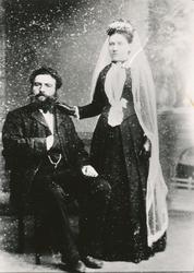 Portrett av brudepar fra Vigra tatt i fotoatelier.