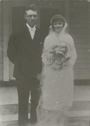 Portrett av et brudepar på kirketrappa.