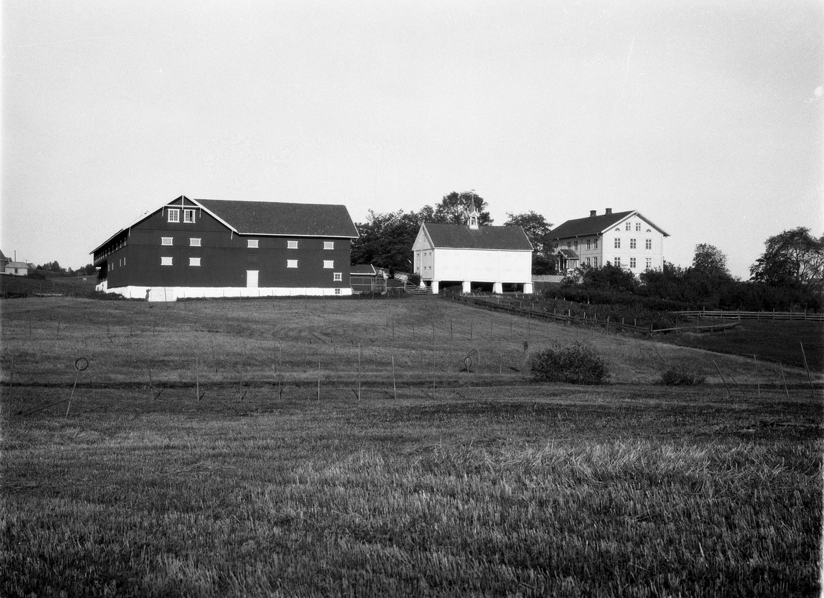 Gården Slagsvold, Kraby, Østre Toten. Fire bilder med bygningene sett fra litt ulike vinkler.