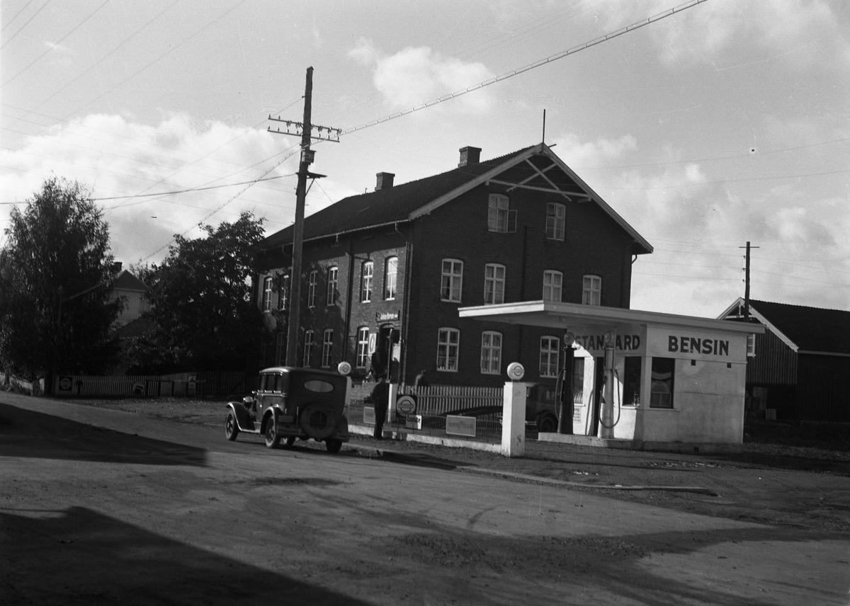 Fra Lena sentrum, Østre Toten, ca. 1935. Forretningsgården til Johan Narum, Vallset og Esso bensinstasjon.