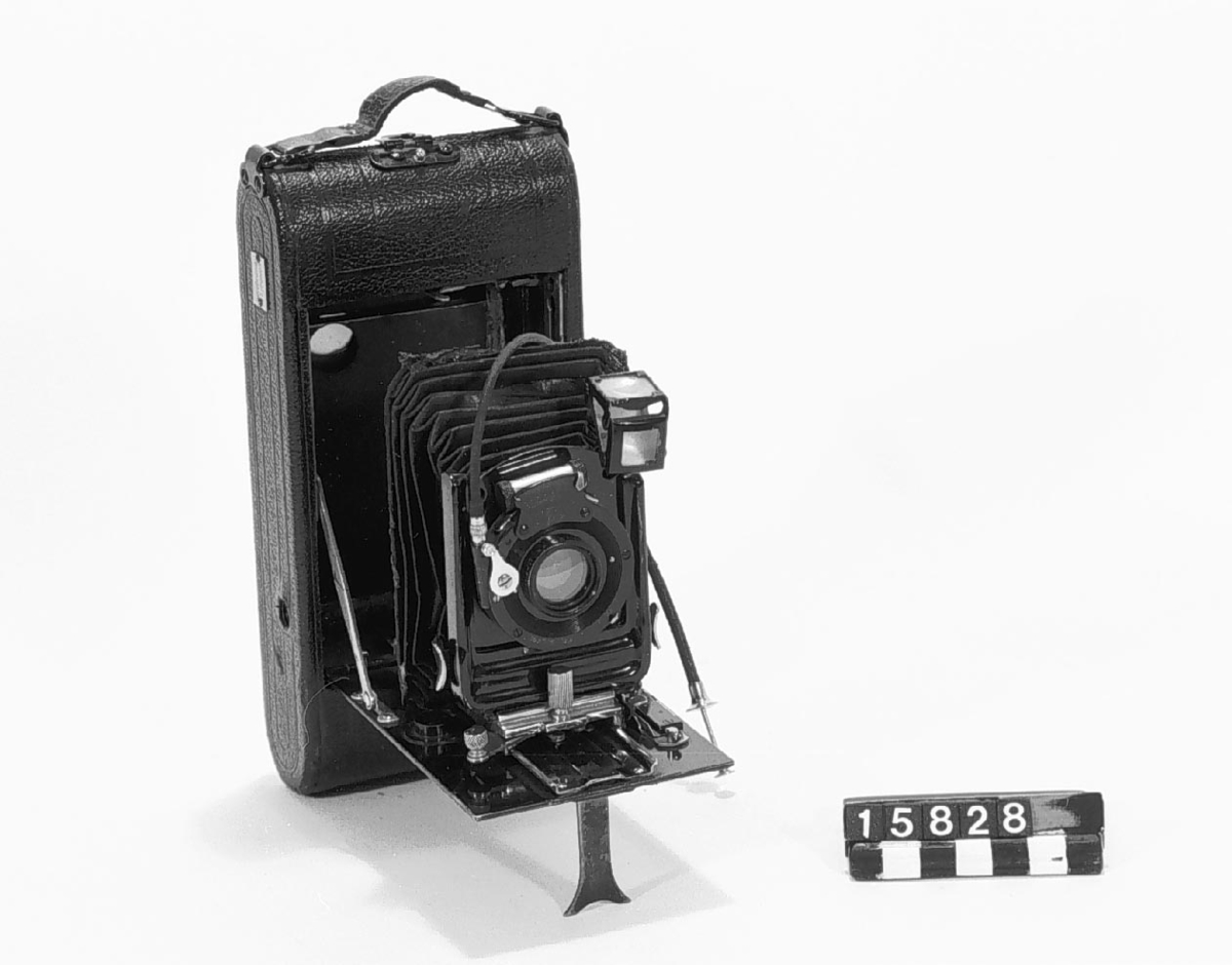 Bälgkamera, "Ernemann", för rullfilm och plåtar 6 x 9 cm.
Tillbehör: Trådutlösare.
