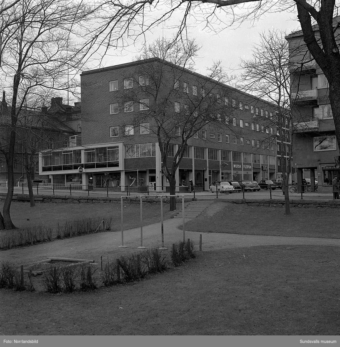Det nybyggda huset vid Trädgårdsgatan 1-5 med bland annat Konditori Pallas, J Alf Westins klädaffär, Motor Fleron och SKF.