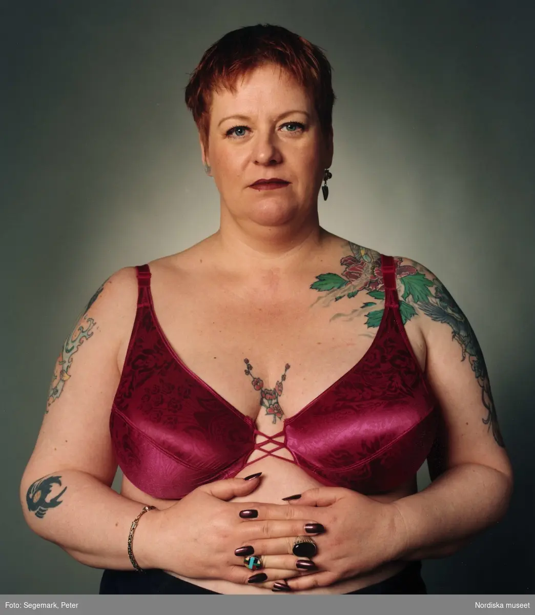 Tatuering. Lena Lindblom med tatueringar av bl a Mia Norén.