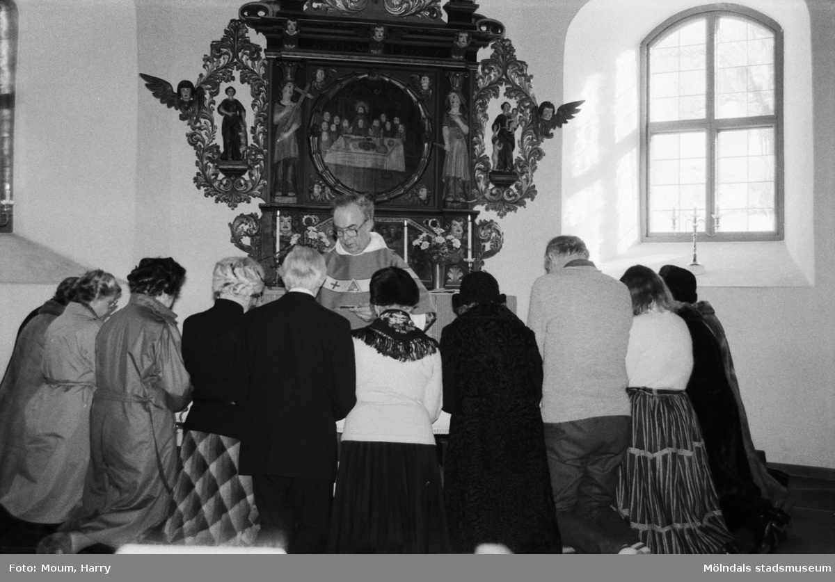 Kyrkoherde Gustaf Lindman förrättar nattvarden i Kållereds kyrka, år 1984.

Fotografi taget av Harry Moum, HUM, Mölndals-Posten, vecka 8, år 1984.