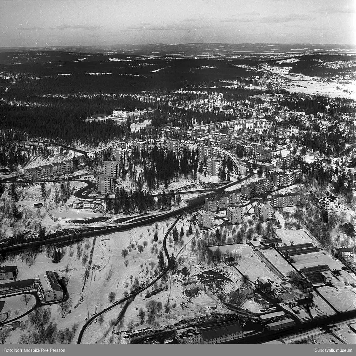 Flygfoto, huvudsakligen över Norrlidens bostadsområde.