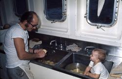 Skrelling av poteter i byssa ombord i M/S ‘Vikara’ (b.1973, 