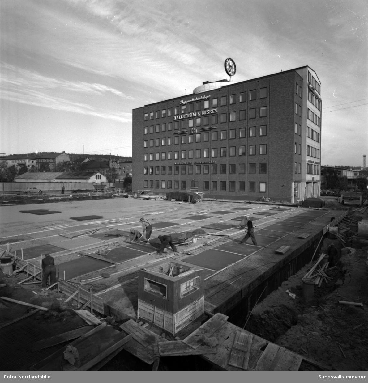 Hallström & Nisses bygger ut huvudkontoret vid Landsvägsallén i vinkel mot Parkgatan. Mark- och grävarbeten är i full gång.
