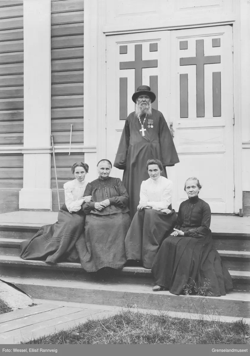 Prestefamilien Konstantin Stjsjekoldin med familie på trappa foran Boris Gleb nye kirke