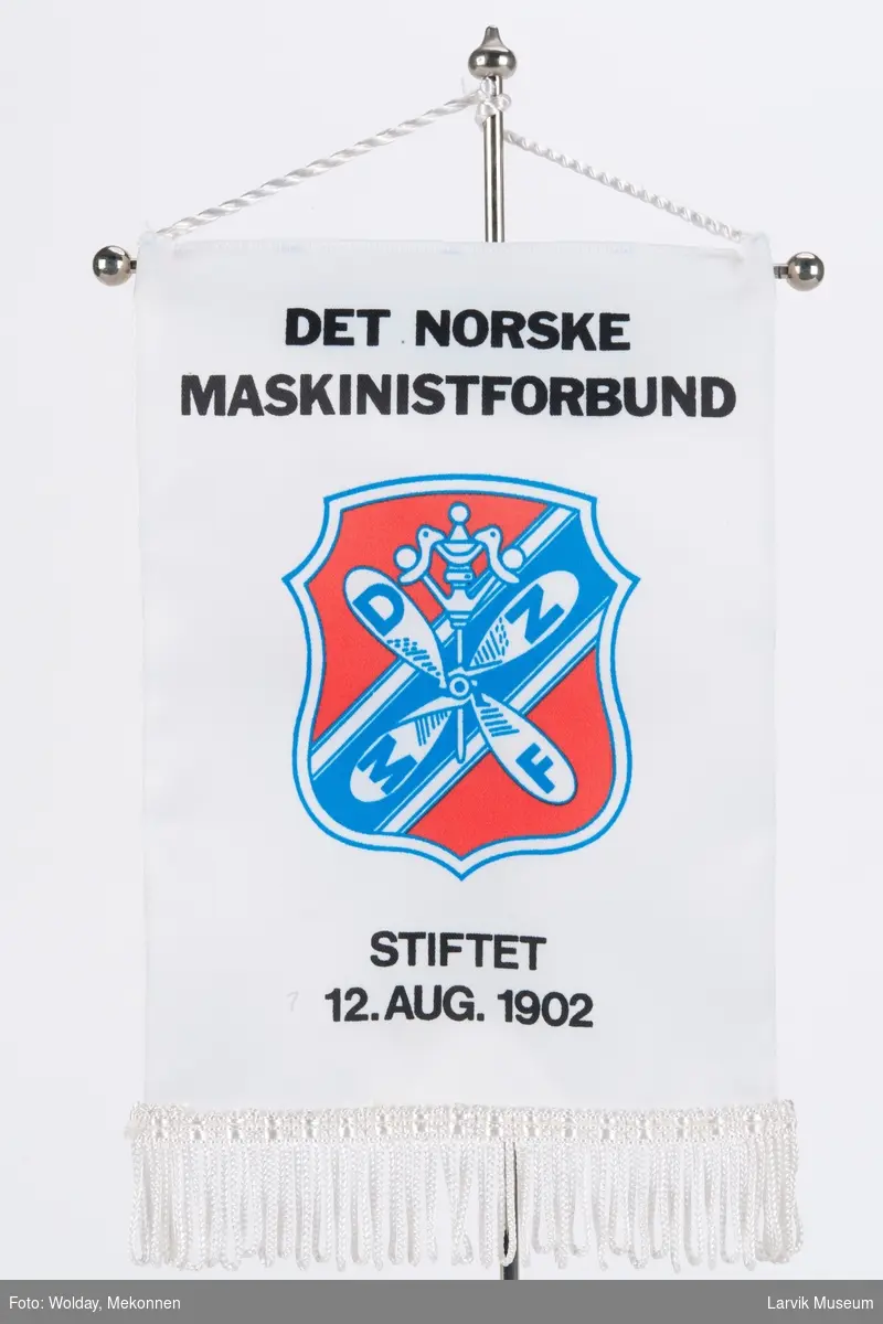 Logoen til Det norske Maskinistforbund. Stiftet 12. aug. 1902.