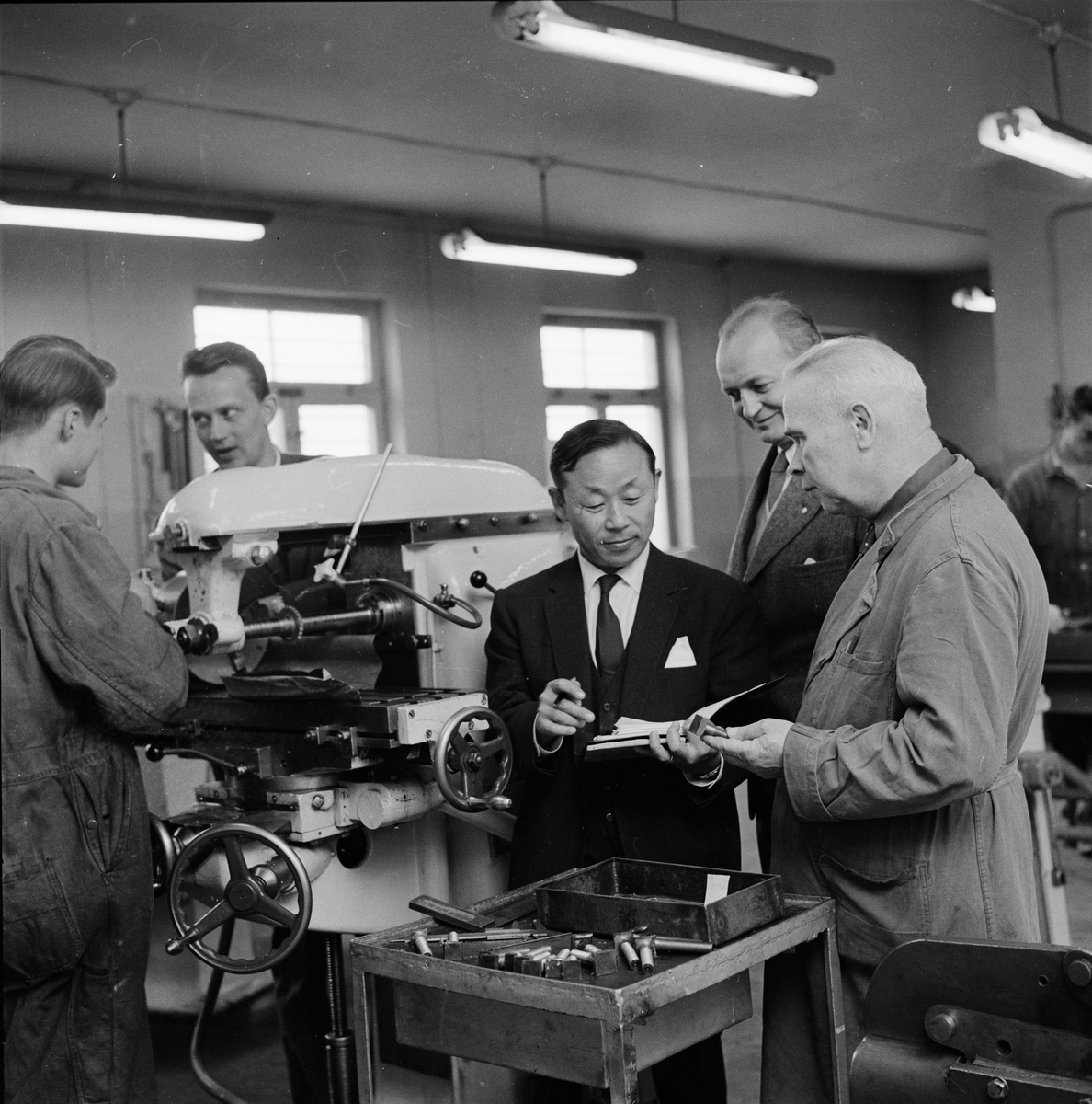 "Koreanskt besök på ungdomsfängelset. Mr Byong Ho Lee besökte mekaniska verkstaden", Uppsala maj 1960