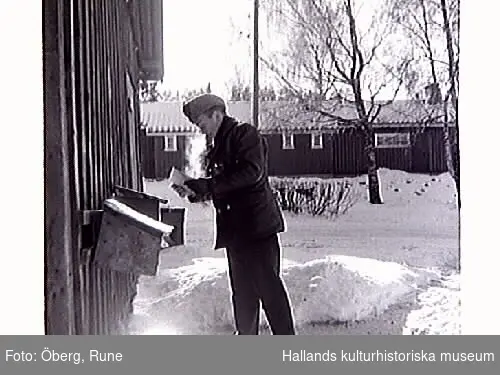 Lantbrevbärare Arne Johansson, Post-Arne, vid brevlådorna.