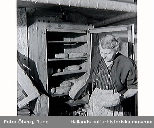 Maria Öberg vid ostskåpet i källaren.