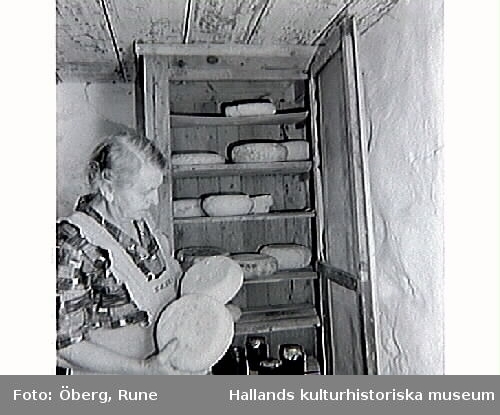 Maria Öberg vid ostskåpet i källaren.