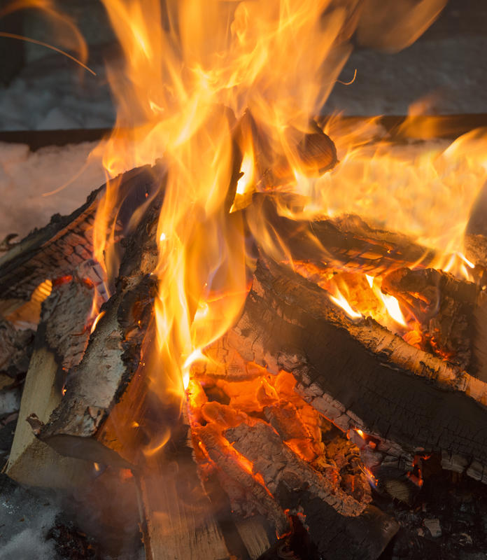 Bildet viser flammene fra et bål som brenner.