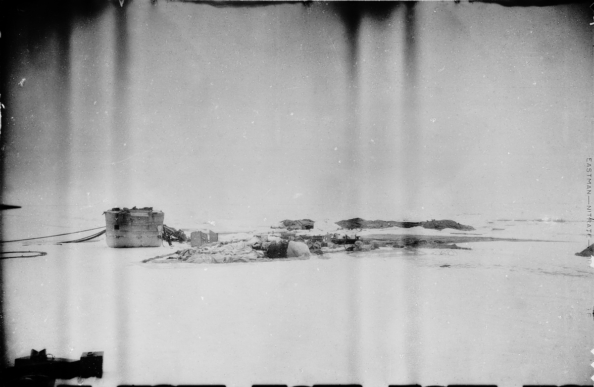15 -28 juli 1897. Lägret vid "Örnens" landningsplats. Framtagning av bilderna gjordes av docent John Hertzberg år 1930 på Fotografi, Tekniska Högskolan.