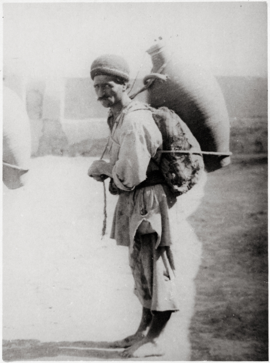 Vattenbärare i Tiflis.
Bilden ingår i två stora fotoalbum efter direktör Karl Wilhelm Hagelin som arbetade länge vid Nobels oljeanläggningar i Baku.
