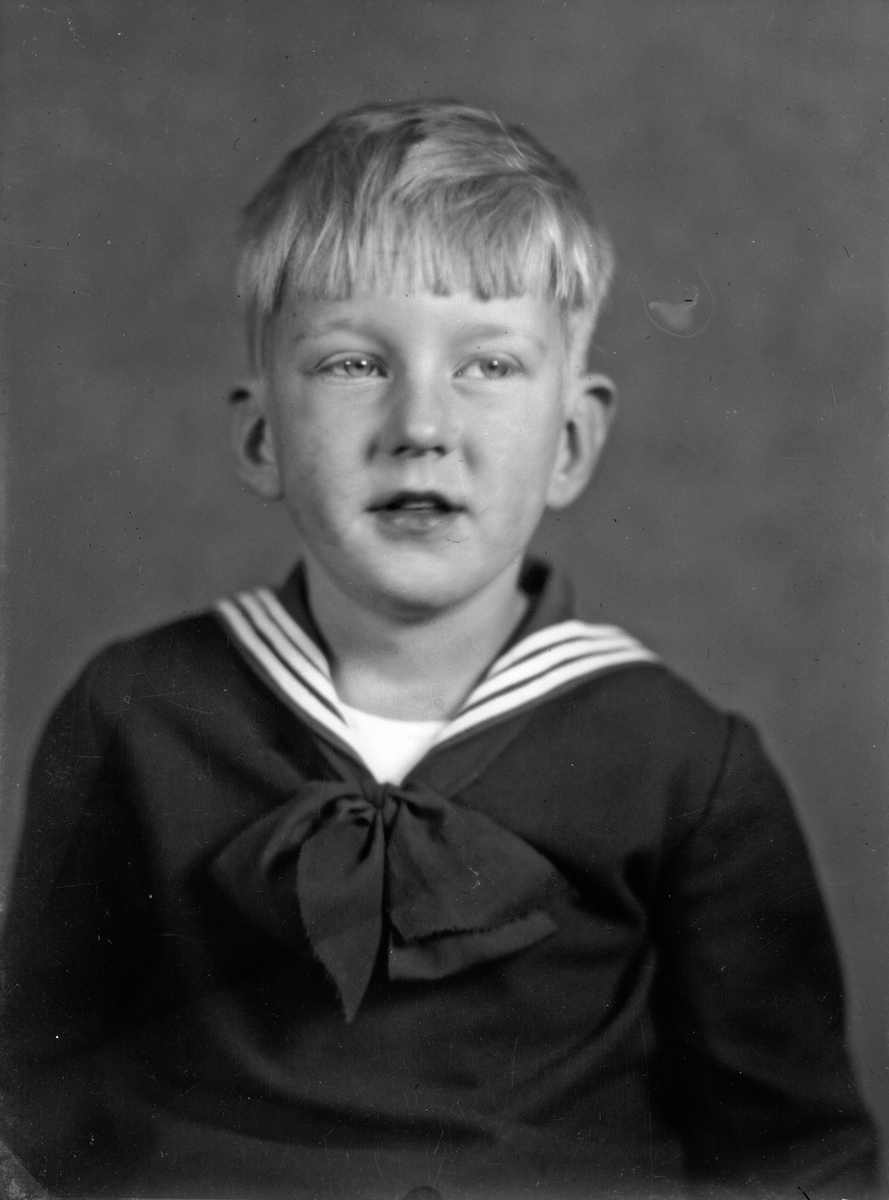 Glasnegativ, porträtt av ung pojke i sjömansskjorta.
Filmblock och framkallade filmer för "Amaco" trefärgsfilm fotografi.