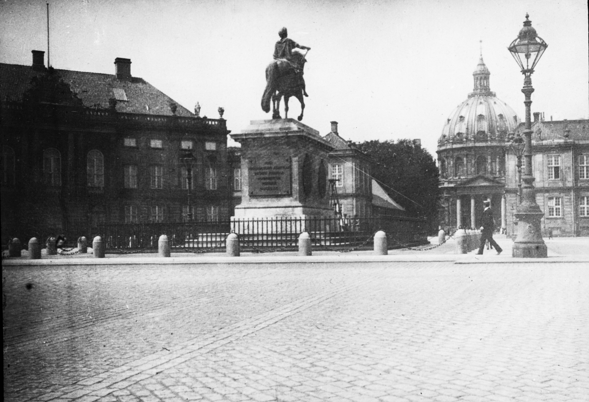 Skioptikonbild med motiv av Kungliga slottet, Amalieborg i Köpenhamn.
Bilden har förvarats i kartong märkt: Köpenhamn 8. 1908. Text på bild: "Amalienborg 1908".