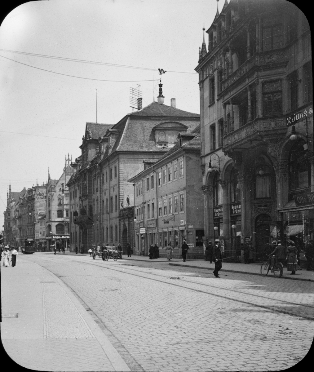 Skioptikonbild med motiv från gata i Erfurt.
Bilden har förvarats i kartong märkt: Resan 1907. Erfurt 10. 14