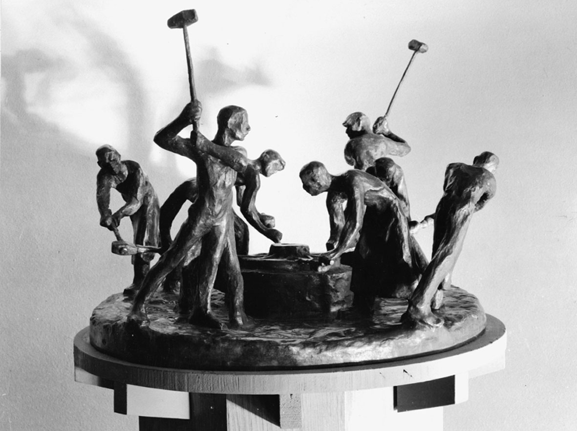 Gipsmodell av skulpturgrupp, "Hjulsmide", motiv från tillverkning av järnvägshjul samt avgjutning i brons av gipsmodellen. 
Gipsmodellen: Bottendiameter- 470 mm. Största höjd: 350 mm, vikt-8,3kg.
Bronsavgjutningen: bottendiameter-550mm, höjd-335mm, vikt-24,2kg.