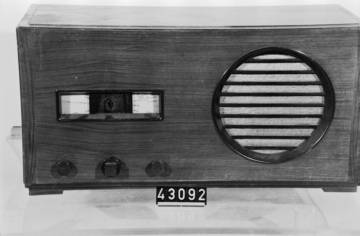 Radioapparat med inbyggd högtalare (högtalargallret är trasigt. Sexrörs superheterondyn.