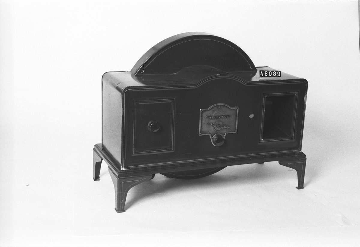 Denna mekaniska tv-apparat, som i detta utförande fanns 1930 till 1933, har en sex cm hög och två cm bred bildyta, mindre än ett dagens kontokort. Bilden är uppbyggd av 30 linjer och 12,5 bilder per sekund. Bilden reproduceras genom att en stark ljuskälla lyser genom en roterande skiva med hål i spiralform. Motorspänning 200-250 VDC.