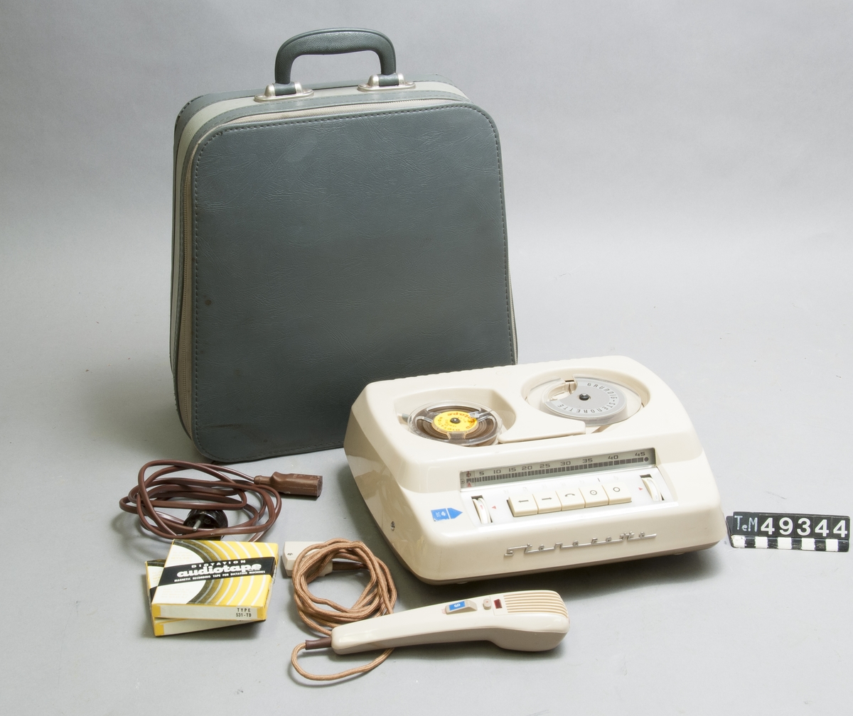 Diktafon i grå väska, inkl. mikrofon, nätsladd och tre band.