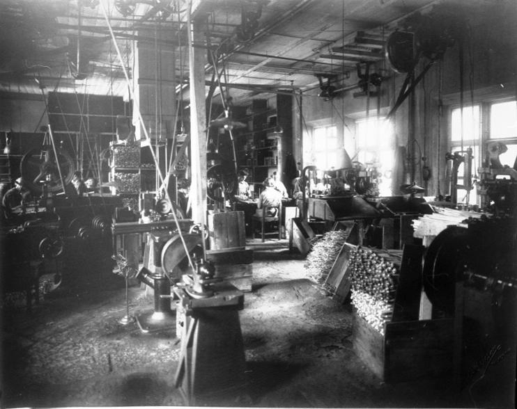Haglunds Rullgardinsfabrik. Foto från verksamheten före 1913. Maskinerna drevs med transmissionsband som i sin tur drevs med ångkraft, från och med 1913 övergick man till elektrisk drivkraft.
