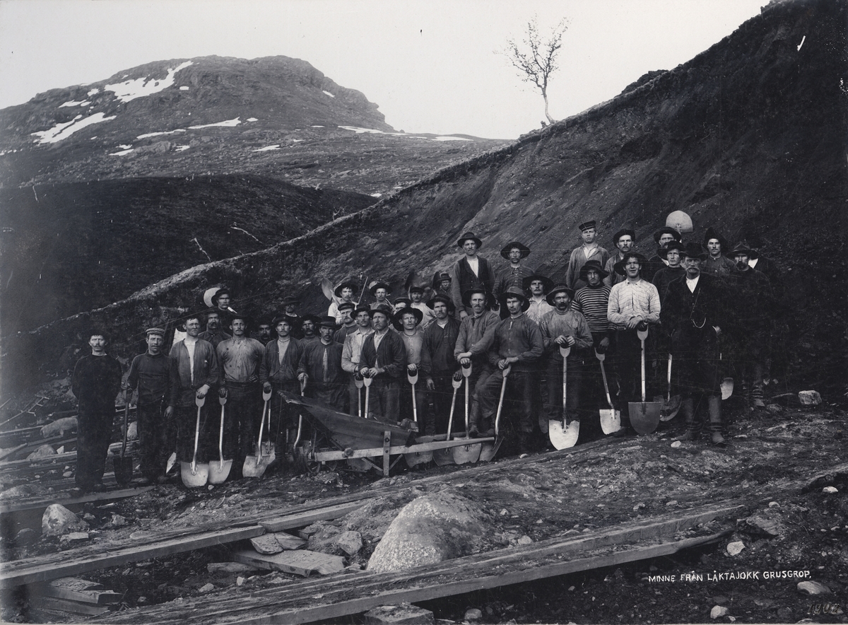 Järnvägsarbetare vid Laktajokk grusgrop. Fotot vann pris i Svenska Turistföreningens pristävlan 1902.