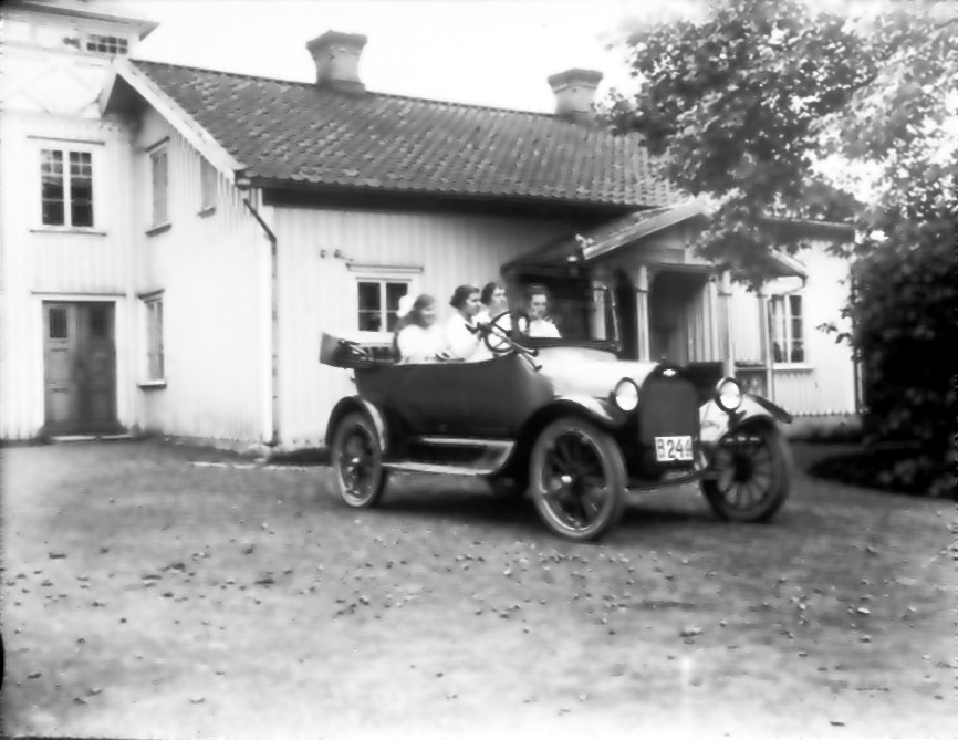 Floby mejeri, Fribergs bil som var en Chevrolt. Fribergs döttrar Dagmar och Gunhild. "Lelle-David" köpte och skrotade bilen, motorn använde Gunnar Thilander i Biskeopsgården som tröskverksmotor.