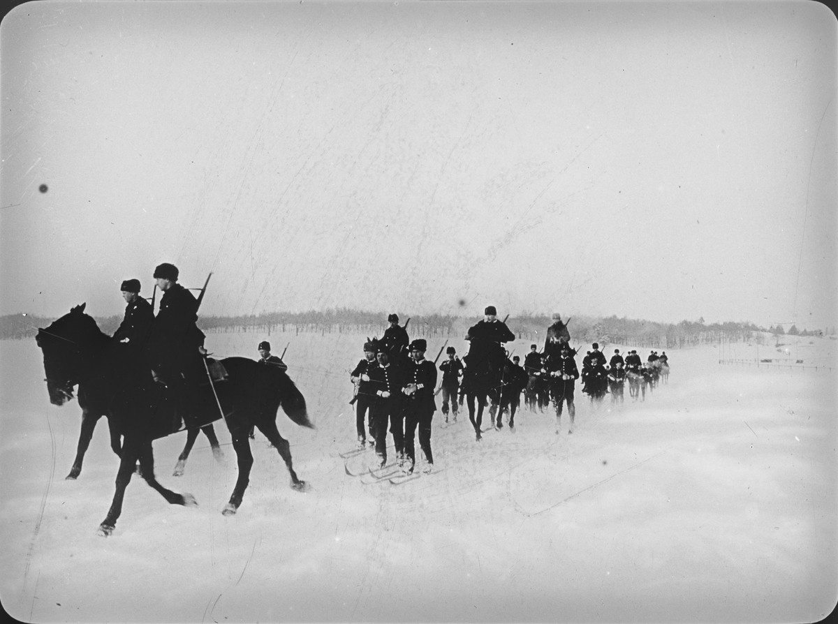 Projektionsbild. Militären åker skidor efter häst.