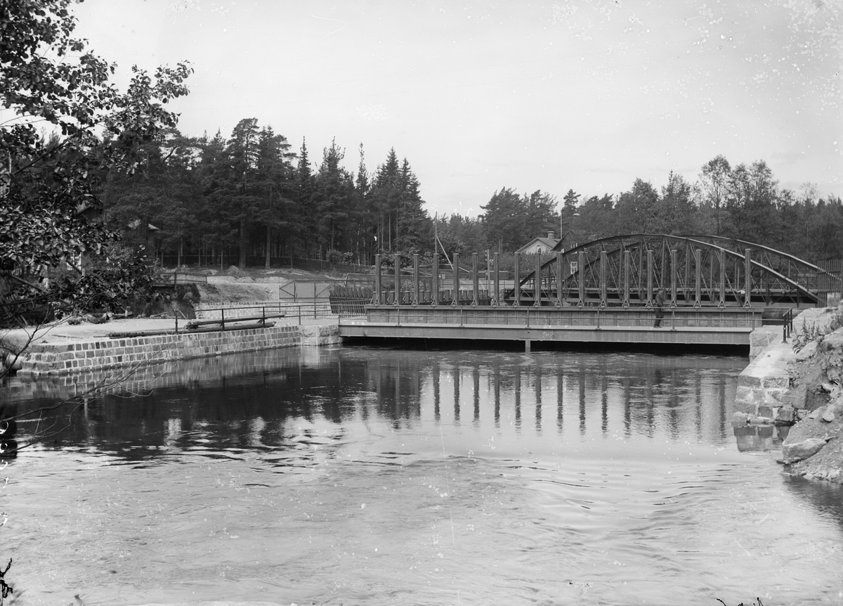 Fotografi för produktion av vykort. Anläggningar i Strömsholms kanal, Ramnäs, Degerfors.
