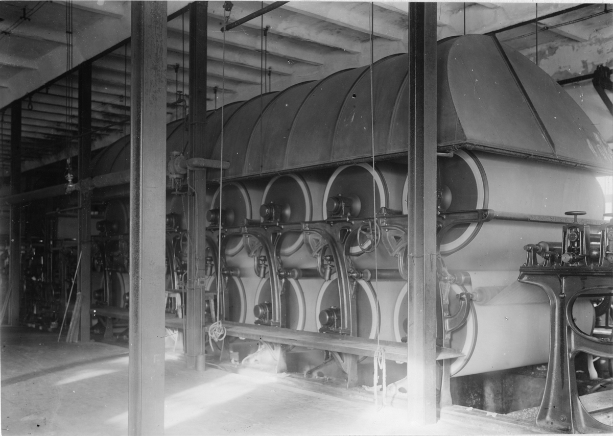 Järnbruk grundat 1729, under 1800-talet gradvis övergång till pappersbruk. Ägaren Lesjöfors AB gick i konkurs 1985.