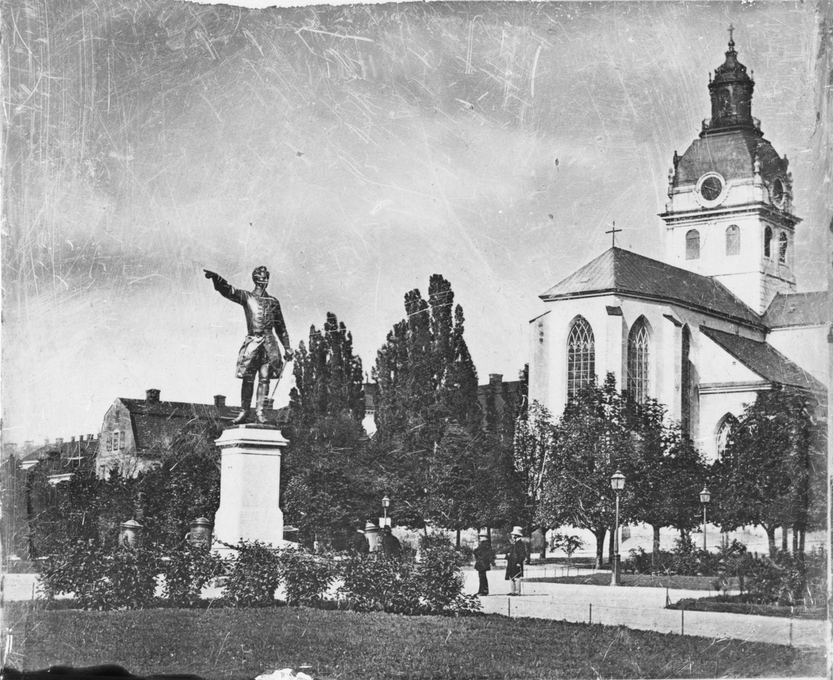 S:t Jakobs kyrka i Stockholm med skulptur i förgrunden föreställande Karl XII och utförd år 1868 av Johan Peter Molin.