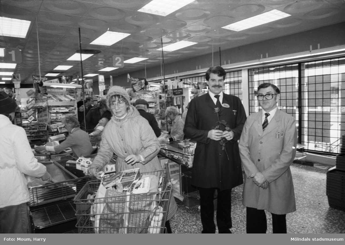 Olle Eriksson och Werner Fasnacht i livsmedelsaffären Almåsboden i Lindome, år 1984.

För mer information om bilden se under tilläggsinformation.