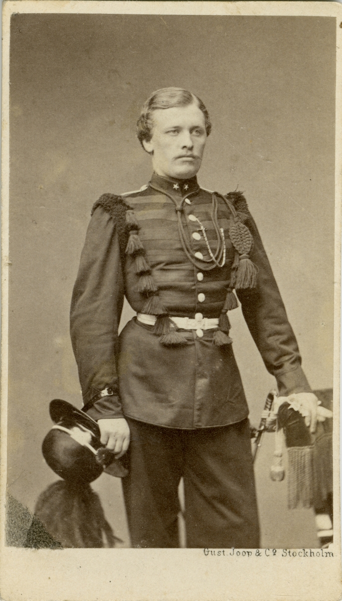 Porträtt av Anders Ludvig Andersson, löjtnant vid Värmlands fältjägarregemente.
Se även bild AMA.0006810.