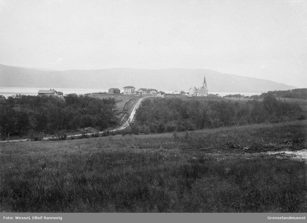 Tana kirke med prestegården til venstre, Langnes, Tana.