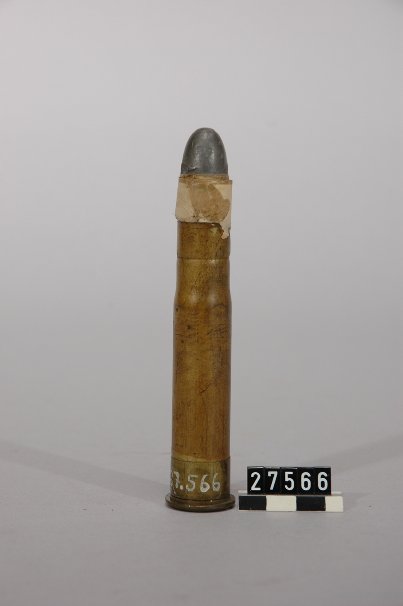 En laddad patron av mässing, med initialtändning för slagstift, med blyprojektil, 16 mm diameter.