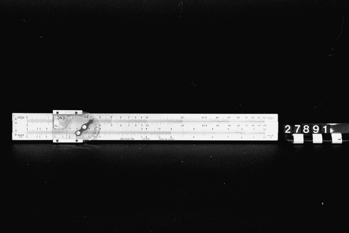 Logartimisk räknesticka, "Sun", typ "Hemmi", för 1-100, och 1-10 samt trigonometriska skalor, på vit plast på bambu, med decimalvisare. Tabell med många konstanter.
