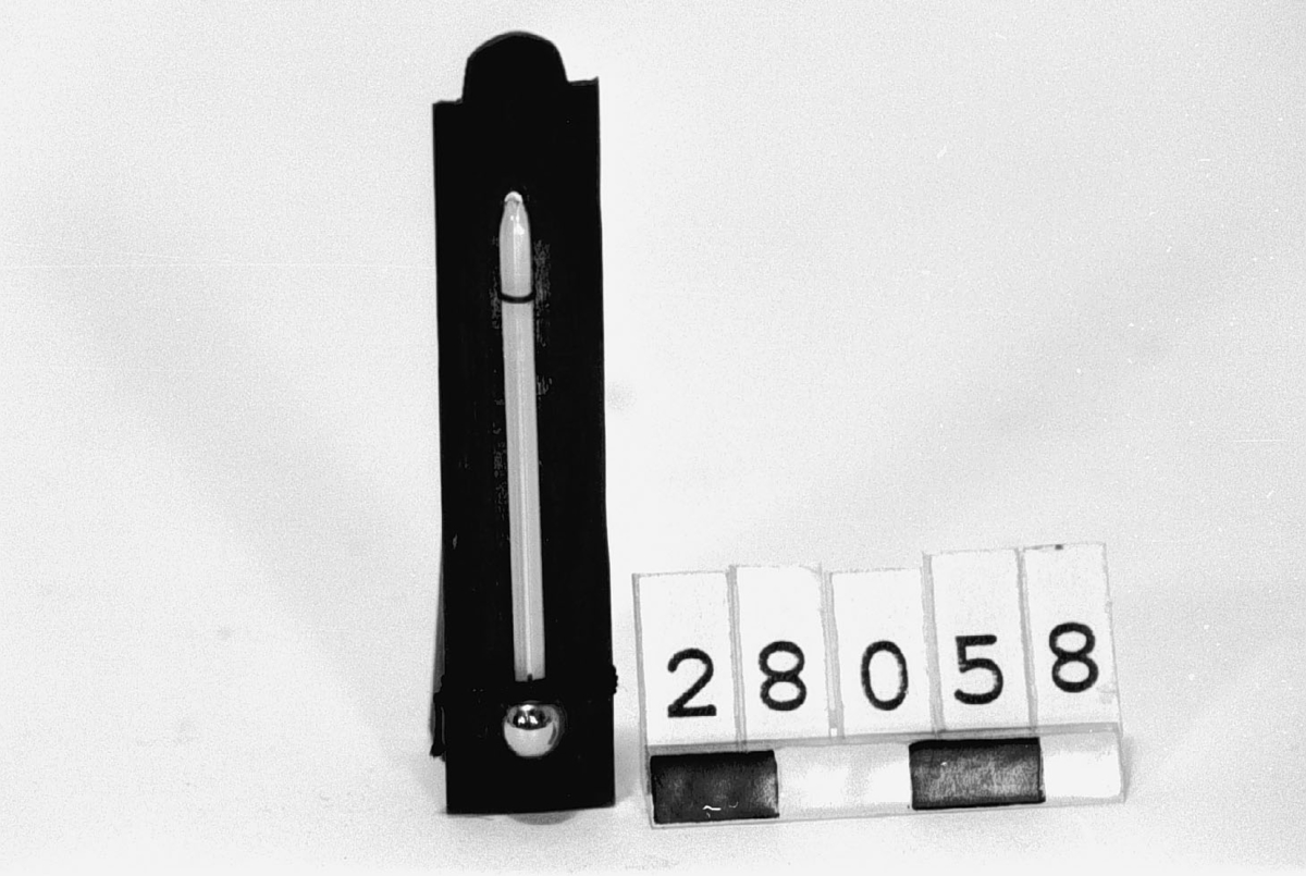 Liten termometer på skiva av försilvrad mässing -20 grader - + 30 grader C, med fästnål.
