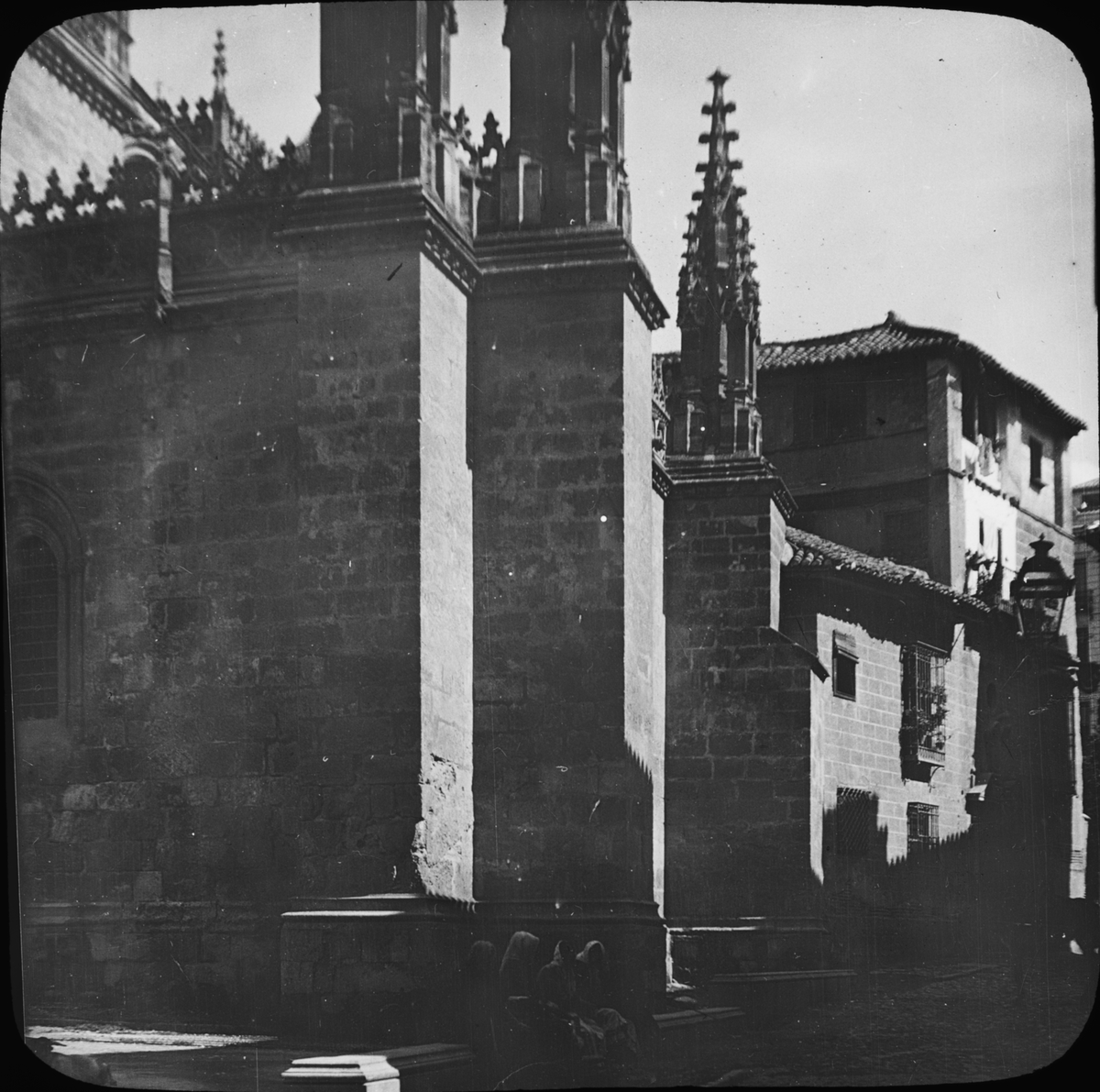Skioptikonbild med motiv av Katedralen i Granada.
Bilden har förvarats i kartong märkt: Höstresan 1910. Granada 9. No 9. Text på bild: "Katedralen".