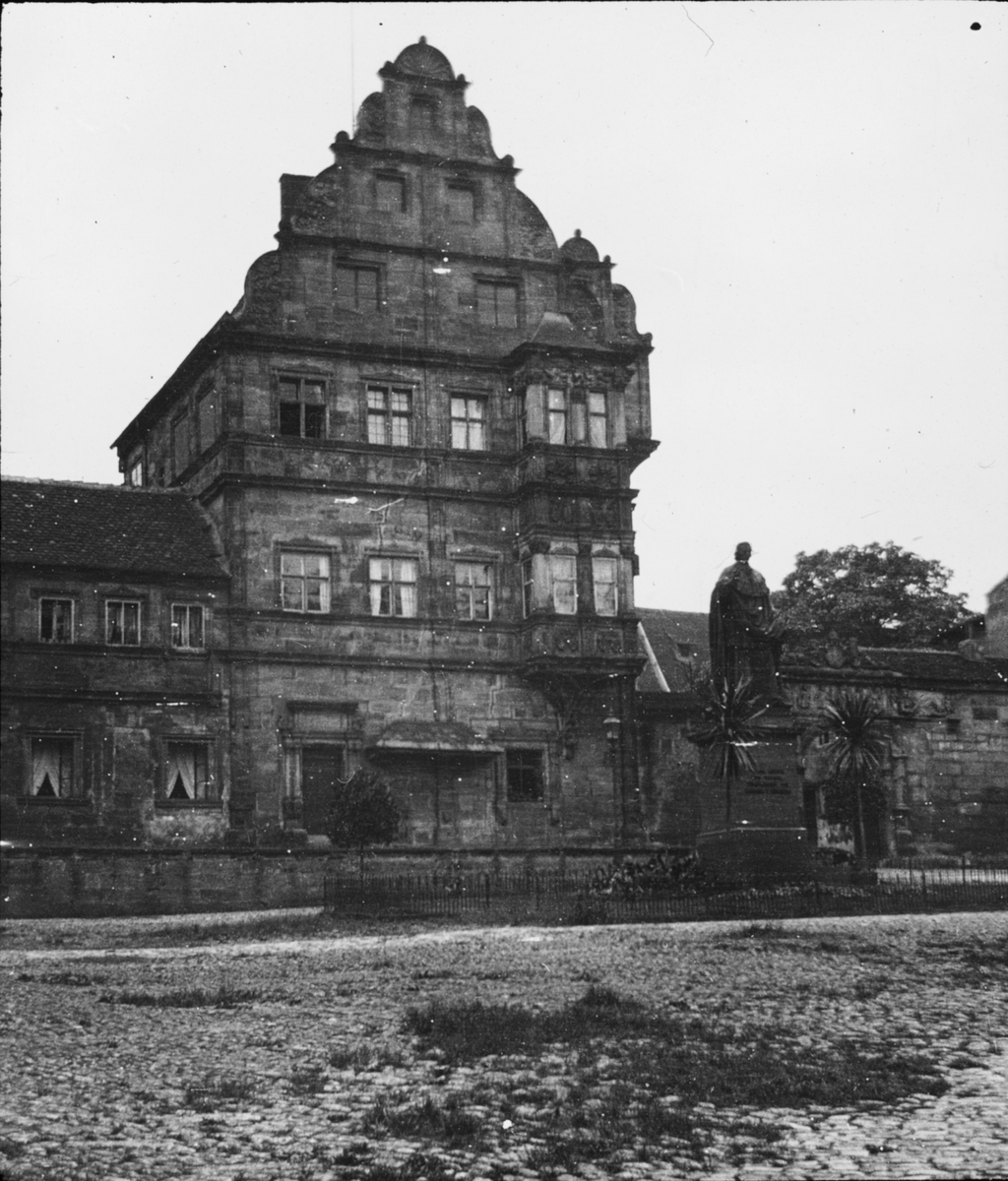 Skioptikonbild med motiv av Alte Hofhaltung, gamla domstolen i Bamberg.
Bilden har förvarats i kartong märkt: Resan 1906. Bamberg 8.