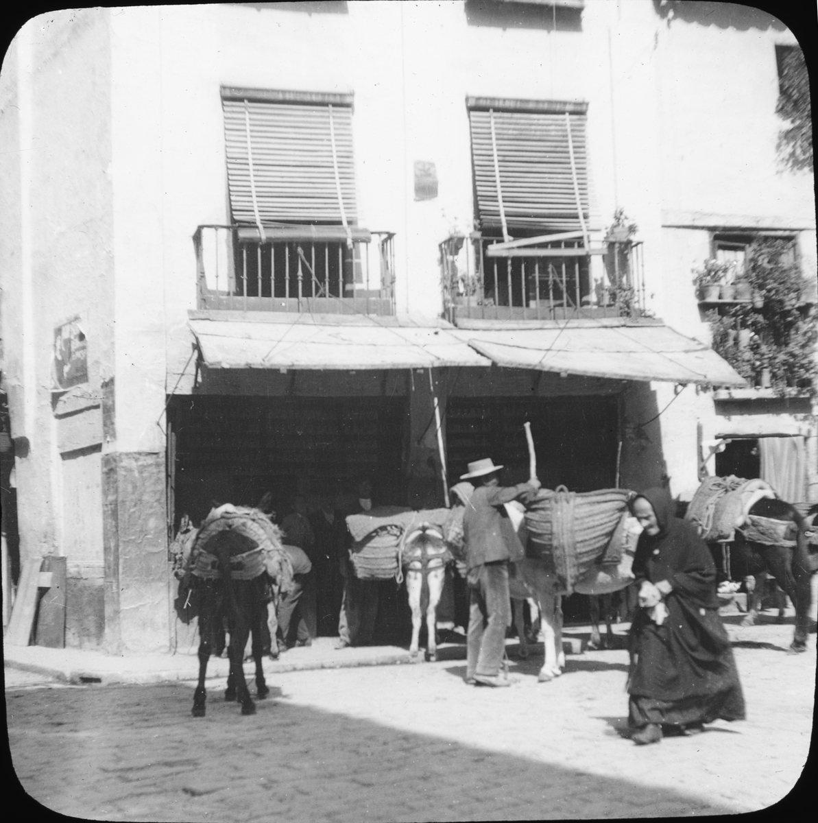 Skioptikonbild med motiv från gata i stadsdelen Posadas, Cordoba.
Bilden har förvarats i kartong märkt: Höstresan 1910. Granada 9. N:7. Text på bild: "Posada".