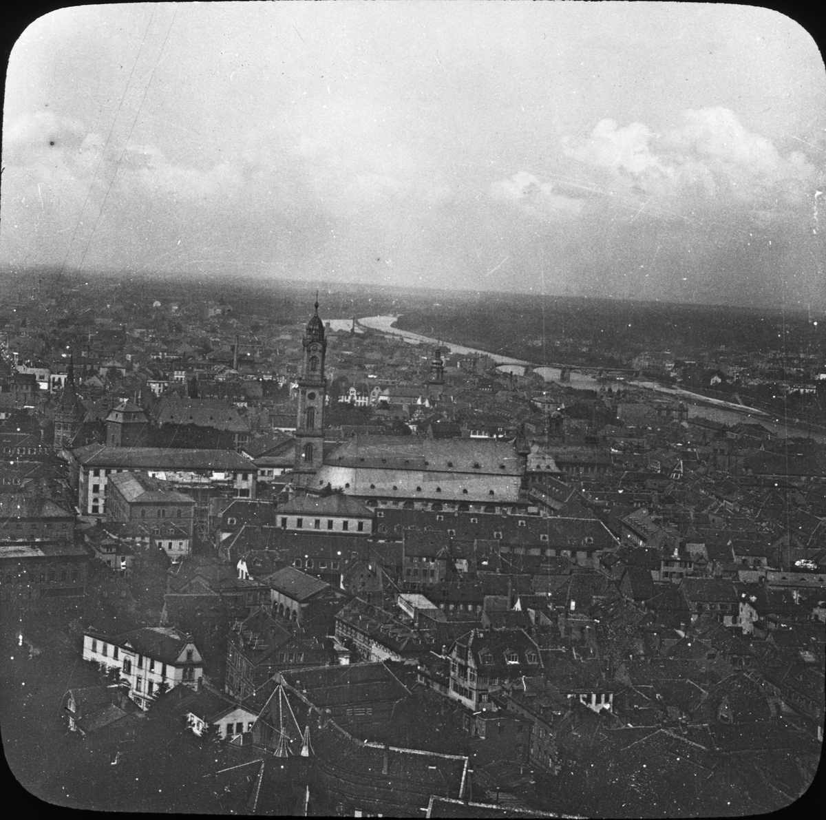 Skioptikonbild med motiv av Salzburg. Panoramavy över staden vid floden Salzach.
Bilden har förvarats i kartong märkt: Resan 1906. Salzburg 5. Arlberg-banan 3.