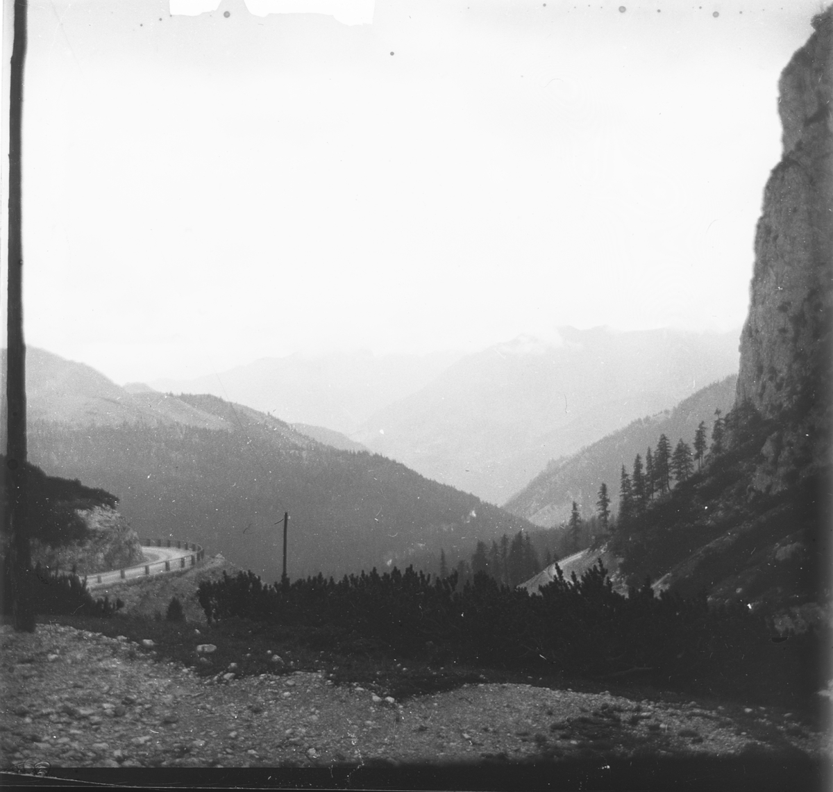 Skioptikonbild med motiv av vy över bergskedja och bergspass, Sydtyrolen.
Bilden har förvarats i kartong märkt: Resan 1909. Meran- Caster.9. N 24.