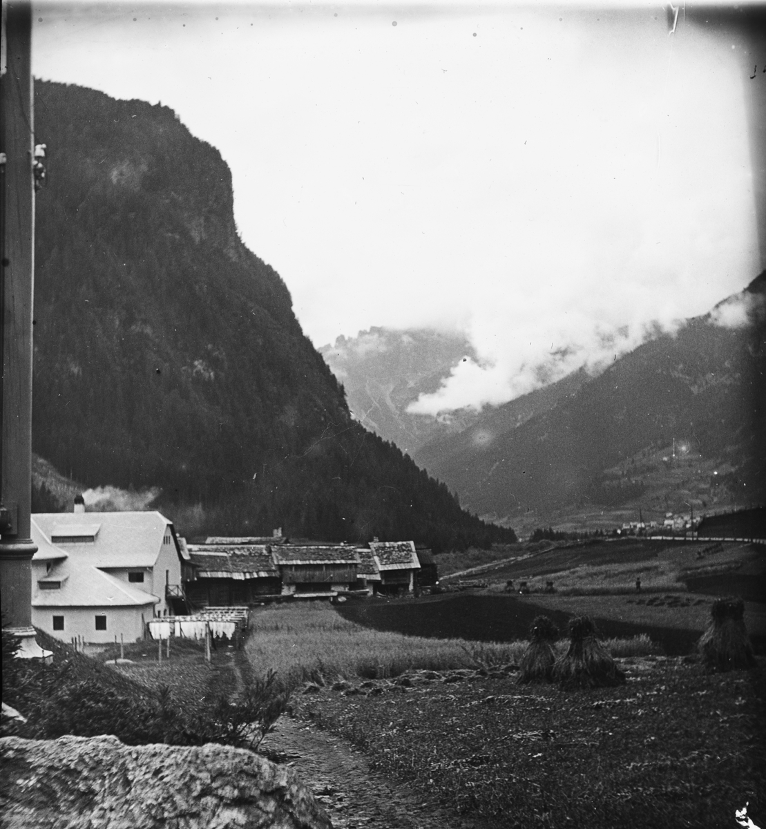 Skioptikonbild med motiv från Trento, Sydtyrolen.
Bilden har förvarats i kartong märkt: Resan 1909. Trient 7. N:20.