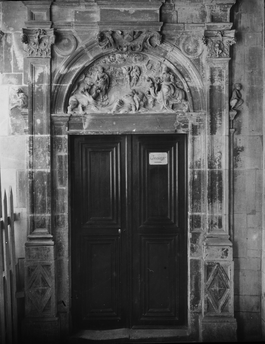 Skioptikonbild med motiv porten till Hotel de Volois au d'Ecovine Post du XV.
Bilden har förvarats i kartong märkt: Resan 1908. Caen 8. X. Text på bild: "Hotel de Volois au d'Ecovine Post du XVI:.".